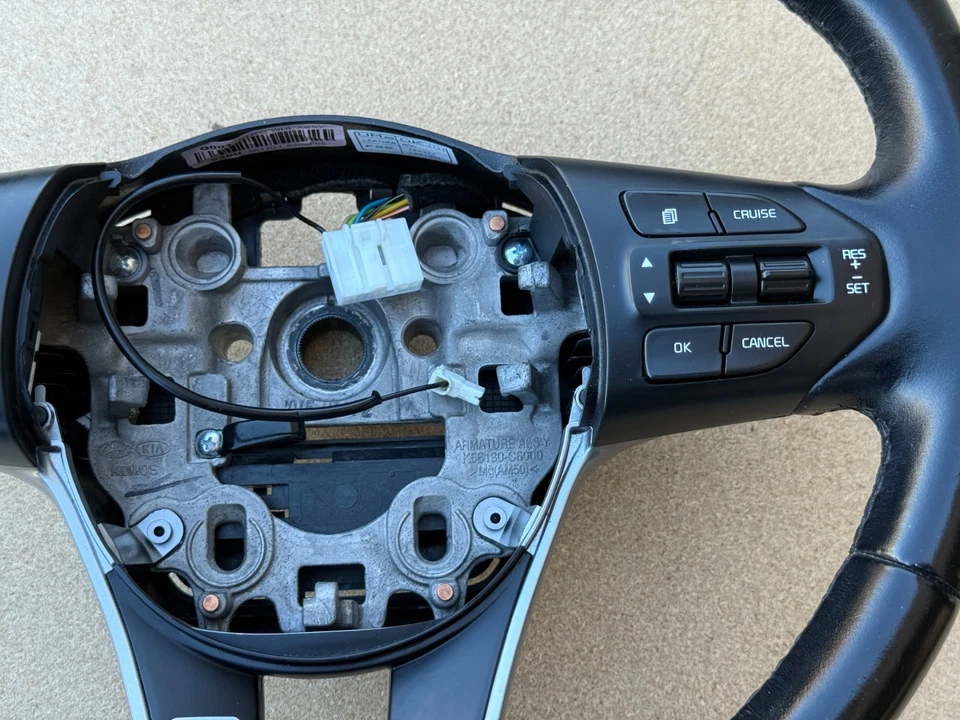 2016-2018 KIA SORENTO STEERING WHEEL W/ CRUISE MEDIA CONTROLS SWITCHES BEZEL OEM - Image 2 of 4