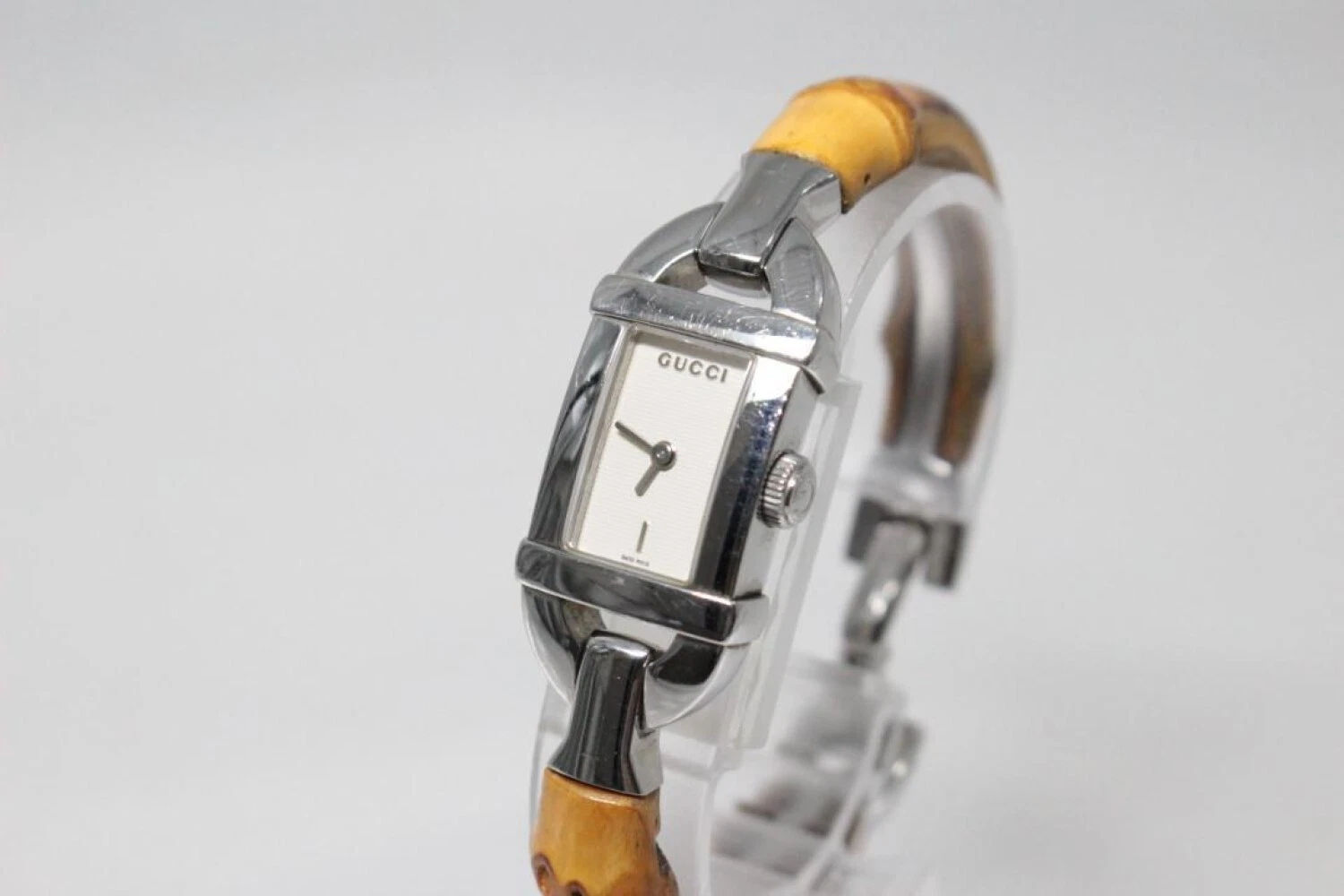 Montre pour femme Gucci 6800L cadran blanc bambou quartz carré argent du Japon