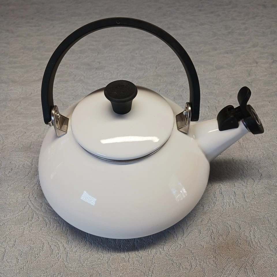 Tetera Zen LE CREUSET clásica blanca esmaltada sobre acero, 1,6 qt. Cerise Foto 4 de 4