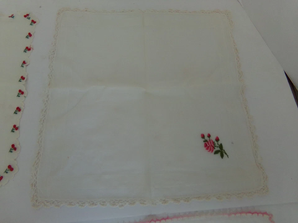 ANTIQUE MID CENTURY WOMEN HANKERCHIEFS, CHERRIES BORDERS, HEART DESIGN, KNITTING Foto 3 de 4
