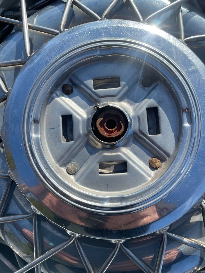 One 1986 to 1992 Cadillac Fleetwood Brougham wire spoke locking hubcap scratches - Изображение 2 из 4