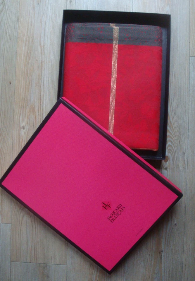 Le Jacquard Français Tischdecke Weihnachten rot mit gold  Gr. 120 x 120 cm - NEU