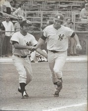 Thurman Munson & Dick Howser UNSIGNED  7-1/2 x 9-3/8 JOHN FOSTER PRESS PHOTO #25