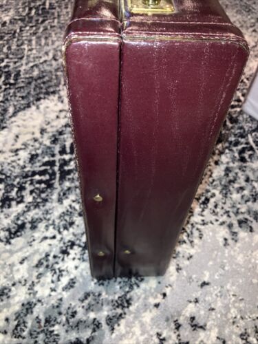 NUEVO CON ETIQUETAS Heritage Cuero Borgoña Combo Bloqueo Maletín Adjunto Estuche Rígido 18x13x4 - Imagen 8 de 24