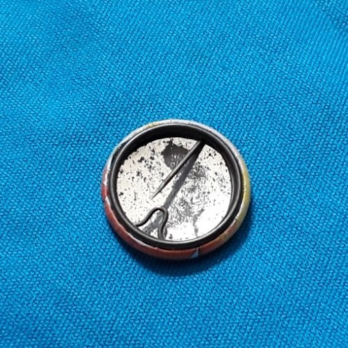 THREE ORIGINAL BEATLES PIN BADGES - Picture 5 of 7