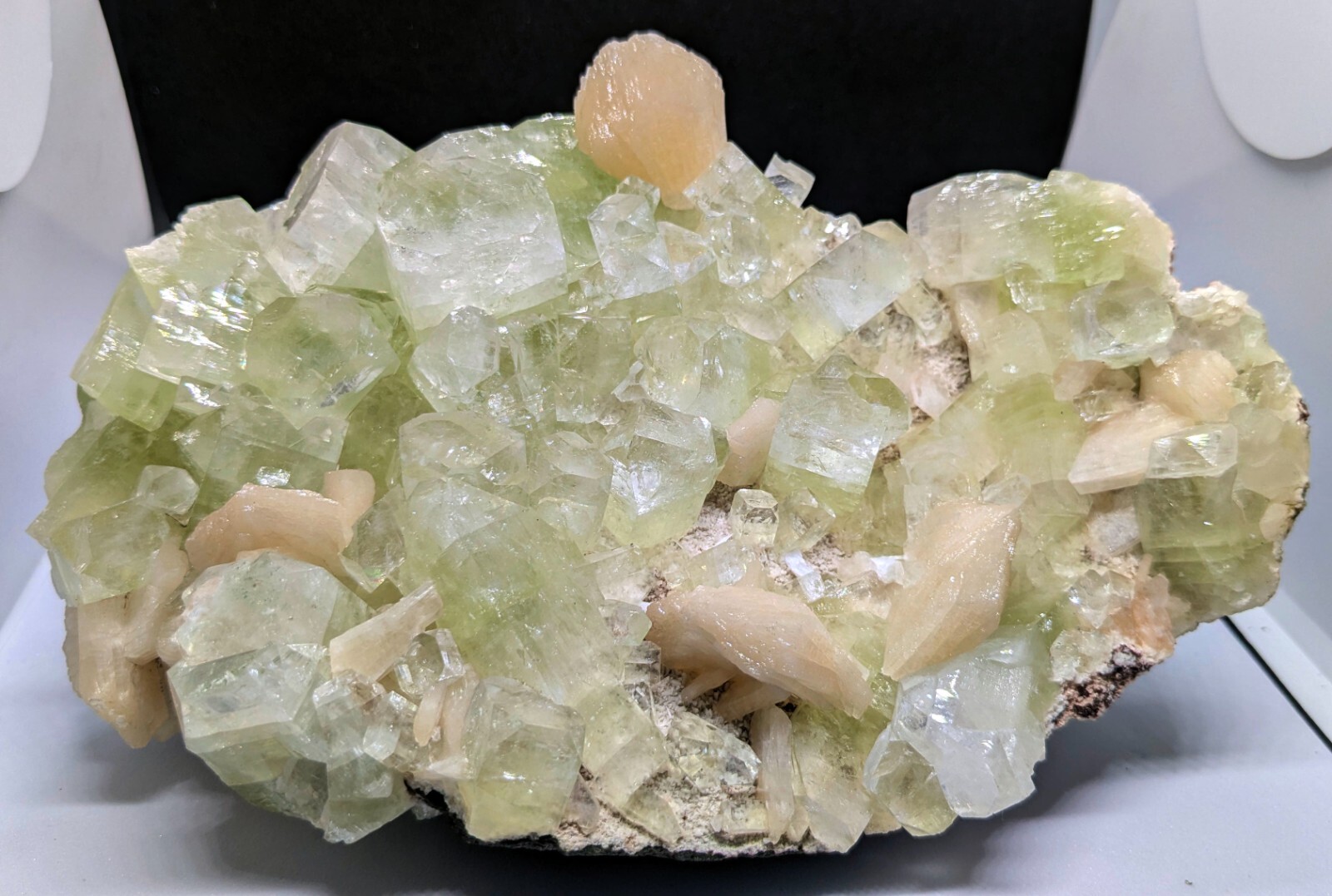 GREEN APOPHYLLITE CUBES FORMATION W/ STILBITE BOWS ON MATRIX MINERALS+1