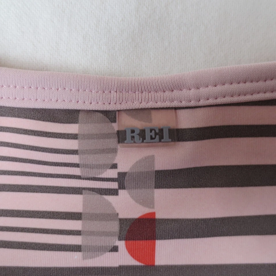 Top deportivo REI para mujer grande rosa geométrico sin mangas pulóver hecho en EE. UU. Foto 3 de 4