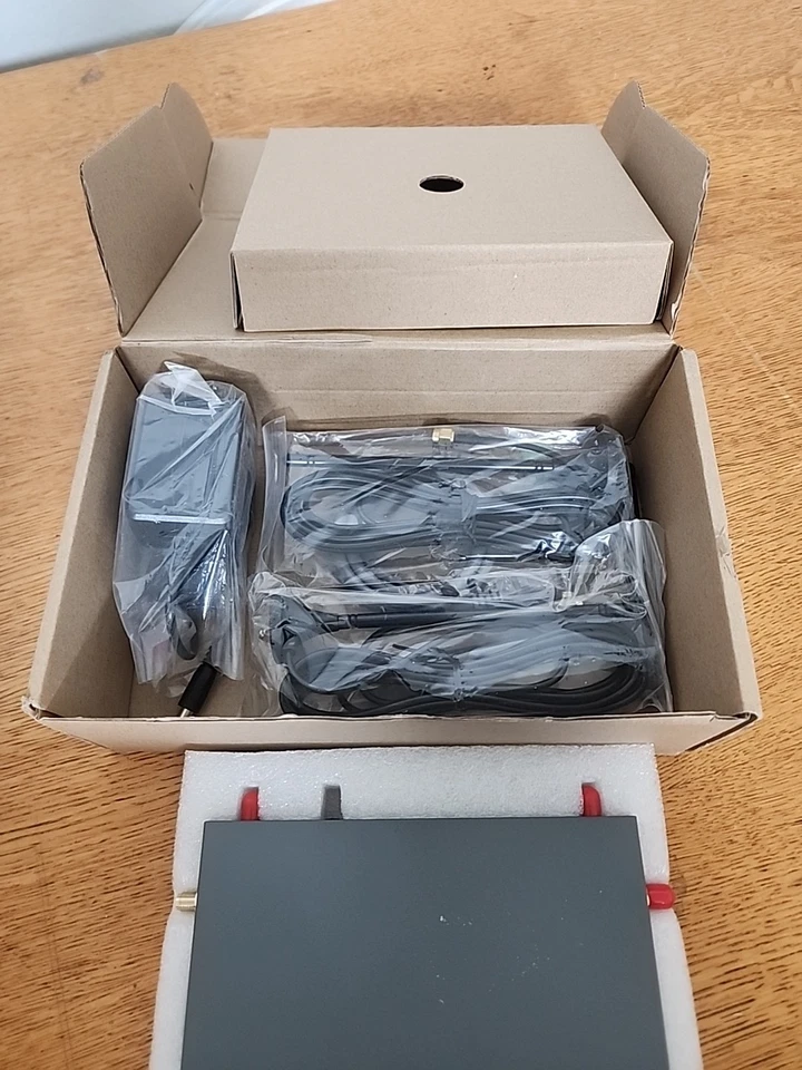 DataLinQ 6500 CAT-5 Port Gigabit LTE Router is a fully managed industrial 4G rou - Image 3 of 3