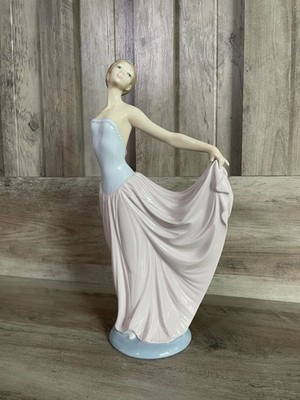 Lladro Porcelain Figurine Ballerina Holding Skirt 5496