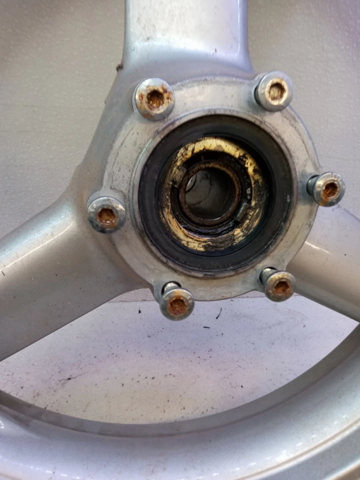 Llanta delantera recta Triumph 955i Daytona 1997 #T2005196 Foto 4 de 4