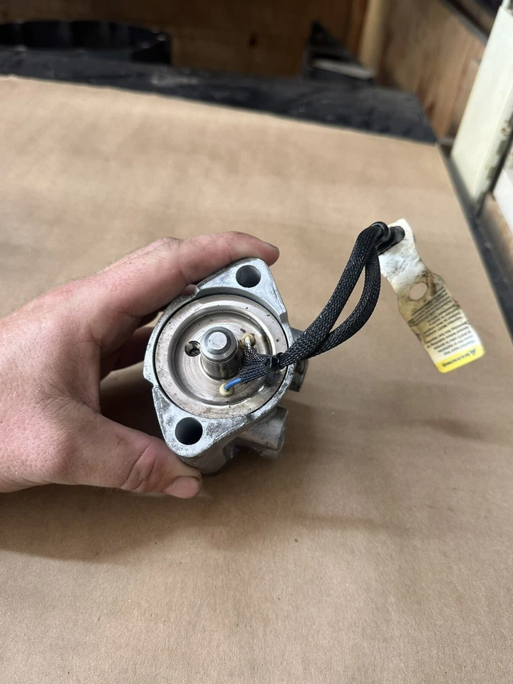 INYECTOR DE COMBUSTIBLE EVINRUDE 50HP E-TEC PN# 5008475 / 5008826 (B-35) Foto 3 de 4