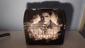 (Rare) Twilight Saga Vintage Trunk Case Jewelry Box     Brooding Edward