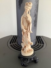 Sch&ouml;ne  Figur Asiatin Japanerin Geisha Chinesin geschnitzt Bein auf Holzsockel