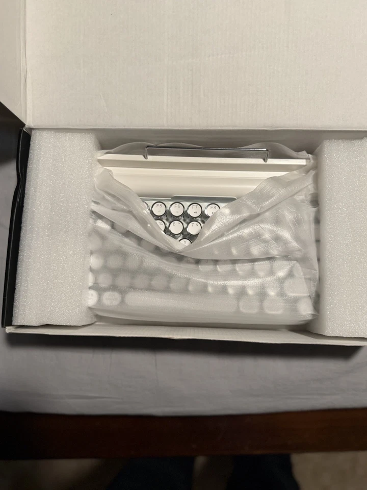 Taiahiro ML-981 Retro Mechanical Hotswappable Bluetooth Keyboard - Image 2 of 2