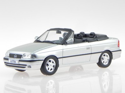 Opel Astra F Convertible silver diecast modelcar in showcase 1:43