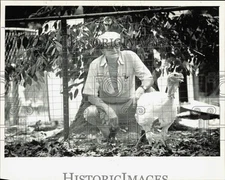 1988 Press Photo Billy Helms, Nursing Turkey That Fell Off Truck - afa63802