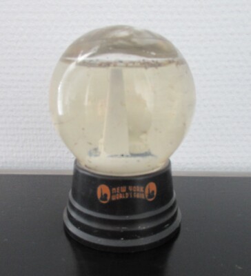 1939 NEW YORK WELTAUSSTELLUNG VINTAGE SCHNEEKUGEL Trilon & Perisphere Souvenir