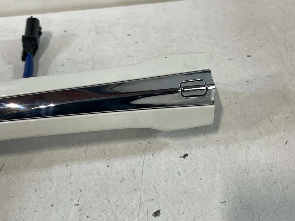 Infiniti Q60 2017-2020 manija de puerta exterior delantera derecha blanca (qab) # 98640 Foto 4 de 4