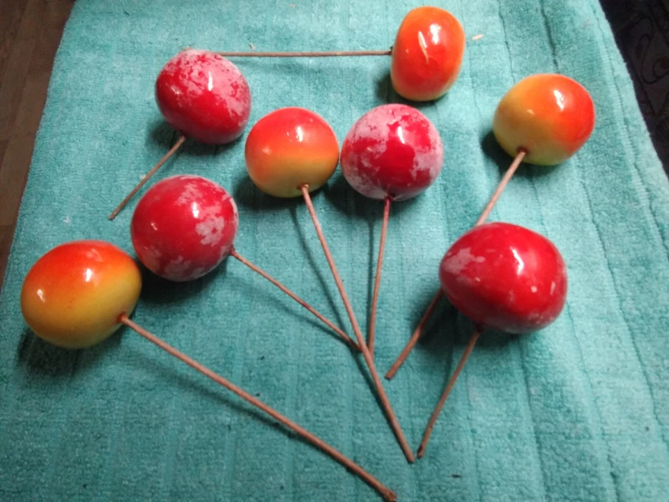 KONVOLUT ALT PAPPMACHEE ÄPFEL WEINACHSTEN DEKO - Bild 2 von 2