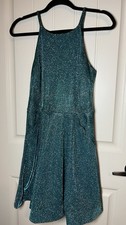 Chic sleeveless dress with a glittering teal finish. Ideal for evening events.