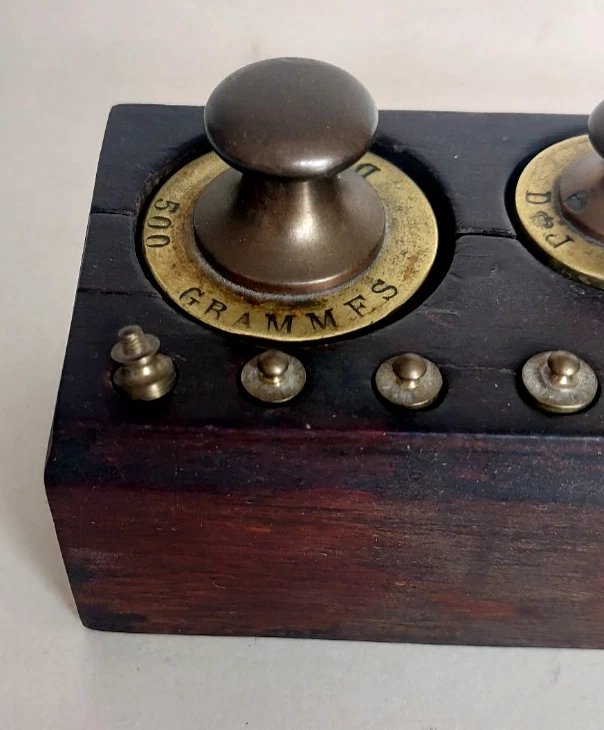 Ancien coffret bois de 12 poids de balance ROBERVAL en laiton de 500 gr  à 1 gr - Photo 3/3