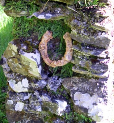 Foto 6x4 Viel Glück Bryn Iwan altes Hufeisen in Wand des alten Nantcwmrhys s c2009