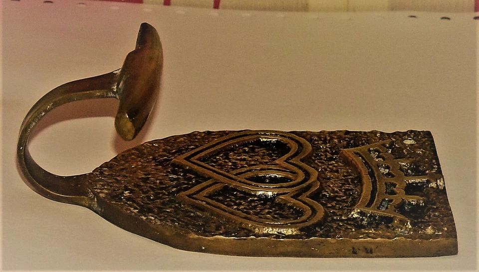 ANCIENNE PATERE ACCROCHE MANTEAU EN BRONZE COURONNE AVEC CROIX ET 2 COEUR PROPRE - Photo 4/4