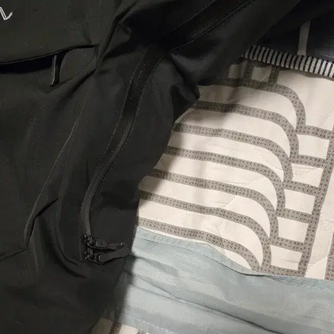 Arc'teryx Men's Padded Jacket, Excellent Condition thumbnail 6