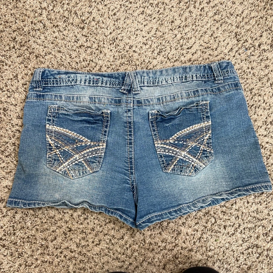 Shorts jeans Rue21 13/14 desgastado lavagem média bolsos enfeitados Y2K cintura baixa - Imagem 4 de 4