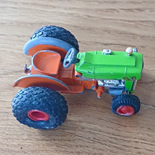 Spielzeug-Traktor grün/orange mit großen Hinterreifen