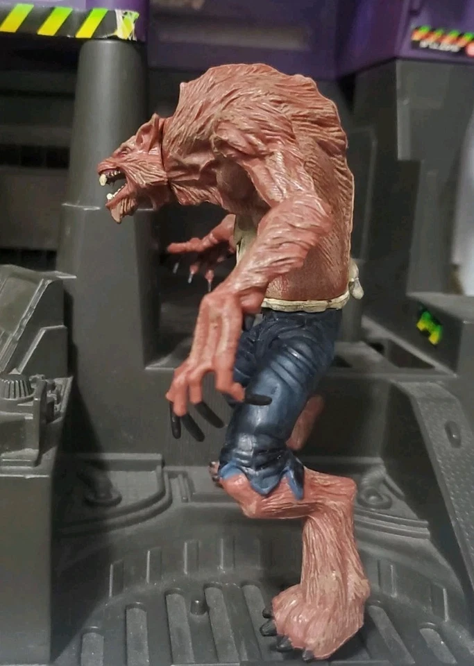 Vintage McFarlanes Monsters Werewolf Playset Figure 1997 Incomplete Loose 1:18 - Image 4 of 4