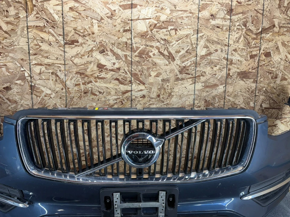 PARAGOLPES DELANTERO VOLVO XC90 2016-19 CON REJILLA Y MONTAJE DE CÁMARA AZUL OEM (DAÑADO) Foto 2 de 4