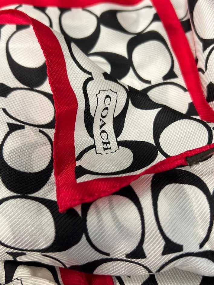 3 bufandas de seda Coach letras blancas y negras - con logotipo de Bacardí Foto 2 de 4