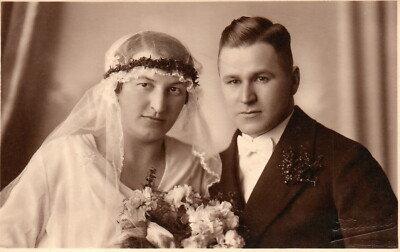 Postcard * young bridal couple shortly after the wedding (AB) 20614