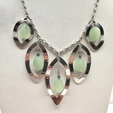 Vintage 90s Silver Tone Green Aventurine Glass Hammered Marquise Bib Necklace