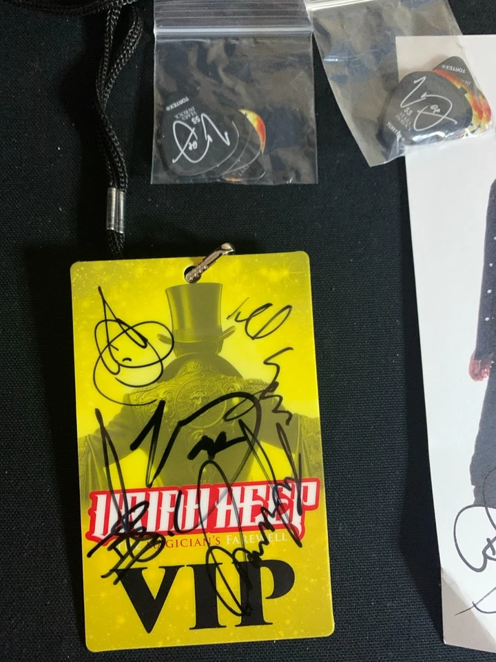 Uriah Heep VIP Package München 10/2025 mit 2 Satz 5x Original Unterschriften - Bild 3 von 3