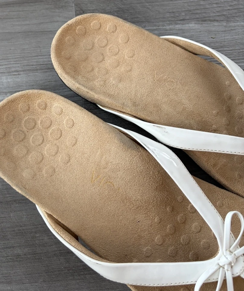 Sandalias Vionic Bella II puntera blancas talla 9,5 Foto 2 de 4