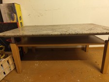 Couchtisch Granitplatte und Holzgestell - massiv und langlebig