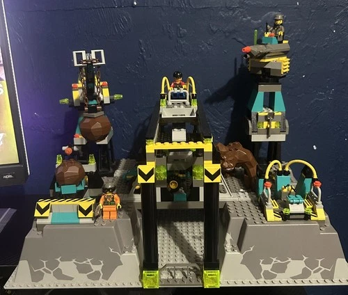 Lego Rock Raiders #4990 “Rock Raiders HQ” (1999) 99% Complete