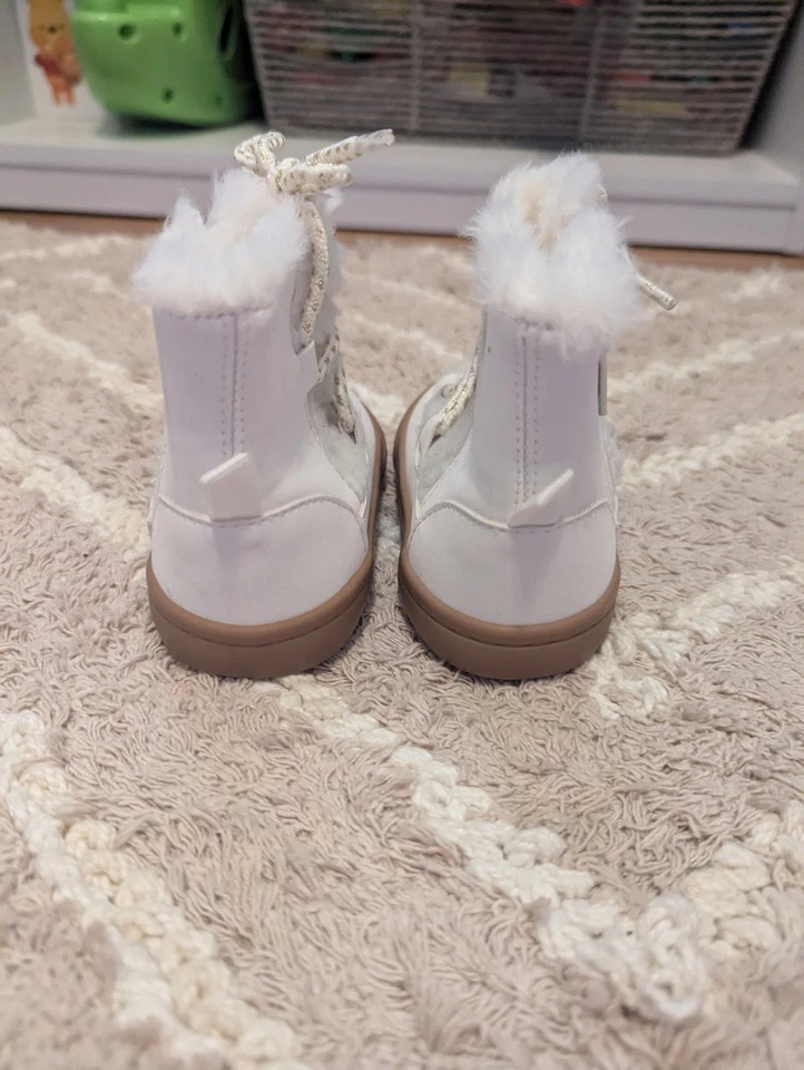 EUC H&M warm lined baby girl boots sz 18/19 2.5-3.5c Cream Gold Accents - Image 3 of 4