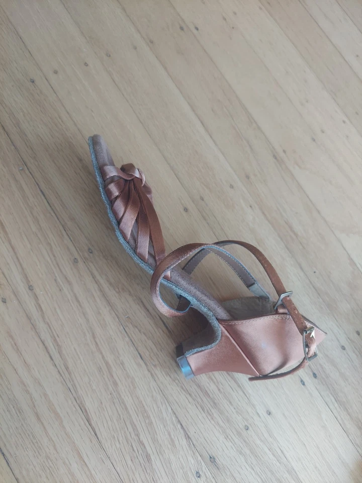 Size 1 Girls Dancing Shoes In A Beautiful Copper Brown Color - Image 4 of 4