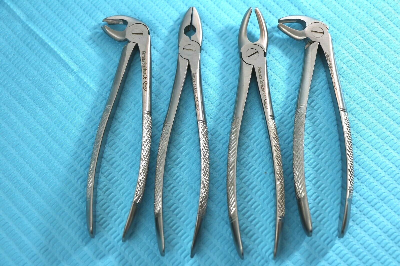 Kit De 2 Pinces à Extraction Dentaire MD1 Et MD4 - Qualité Allemande, Pour Chirurgie Dentaire, Marque CYNAMED USA