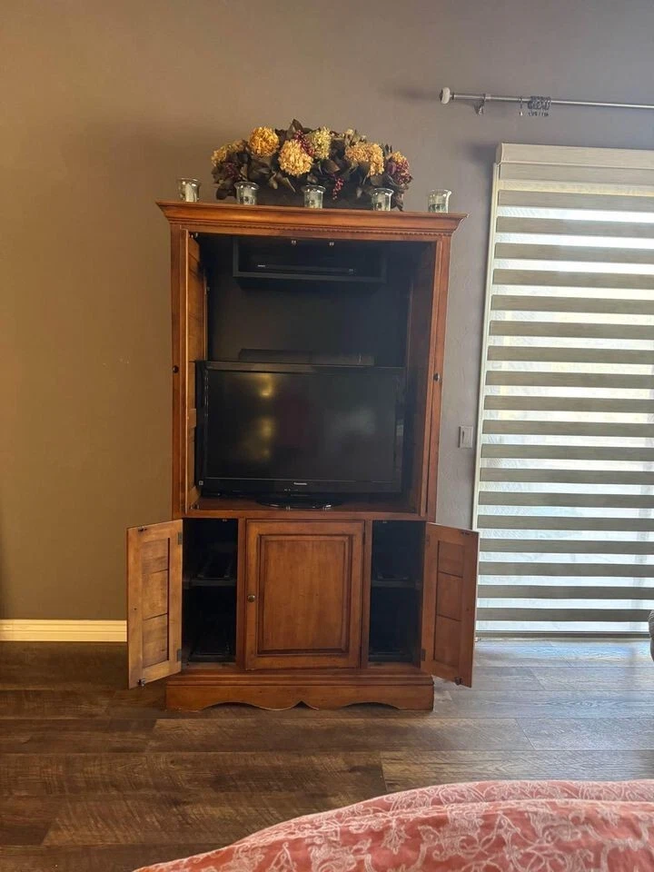 Armario de TV de madera con obturador Lexington Bahama Foto 3 de 4