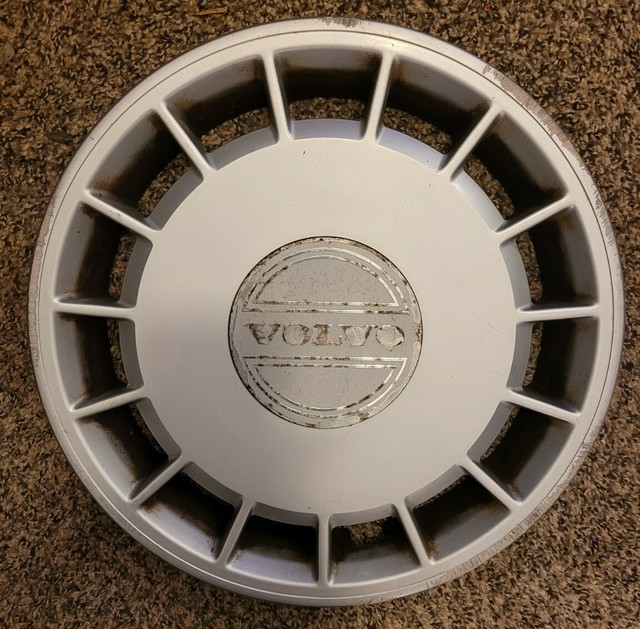 One Genuine 1988 to 1993 Volvo 240 DL 14 Inch Hubcap Wheel Cover for