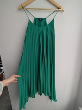 🌴 H&M Green Pleated Sun Dress - Size 8 - Mamma Mia Vibes