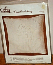 DAFFODIL Candlewickery needlecraft by Cathy Inc. Pillow Kit 18" x 18" NEW