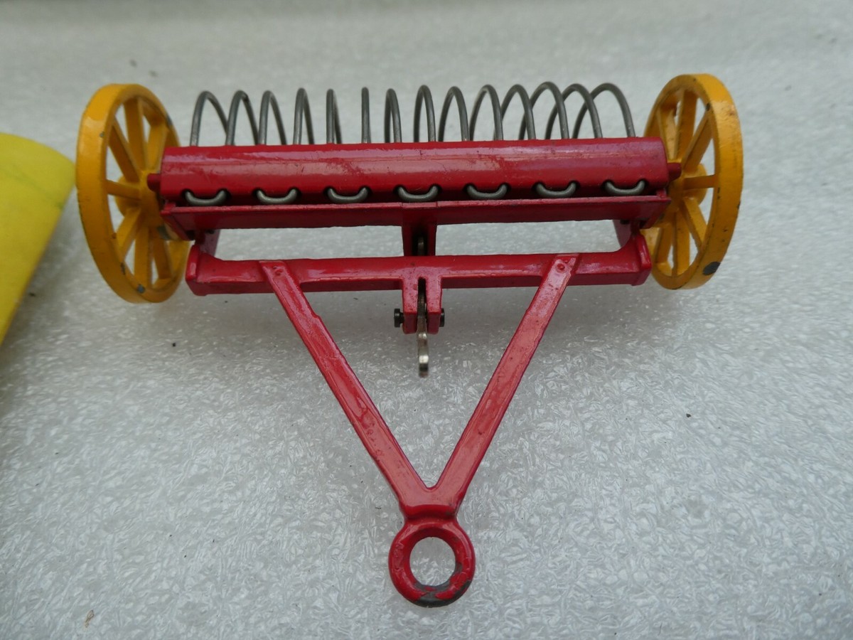 Dinky Toys GB N°324 – Râteau Faneur Agricole Rouge – Échelle 1:43 – Boîte D'origine