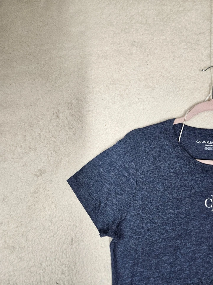 Camisa informal de manga corta de mezcla de algodón azul extra grande de Calvin Klein para niños Foto 2 de 4