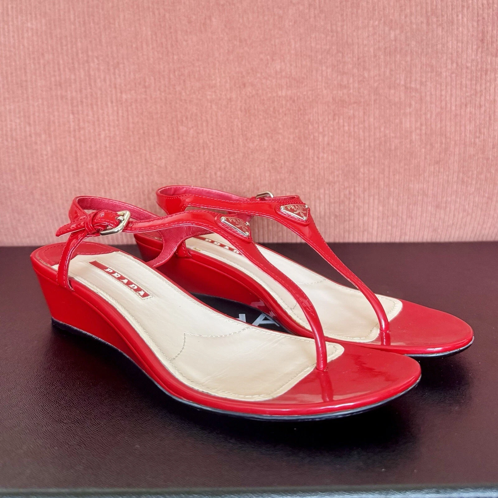 Sandali con zeppa Prada in pelle con cinturino a T colore rosso EU36 US6