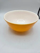 VTG. Pyrex 2 .5 QT Orange Bowl